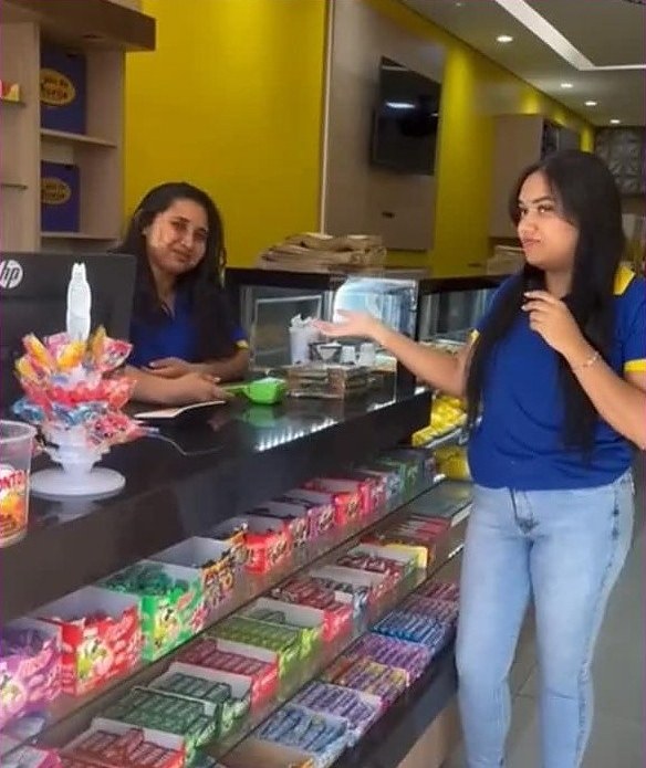 Interior da loja Ki Pão de Queijo no Gama Leste, com balcão e atendentes