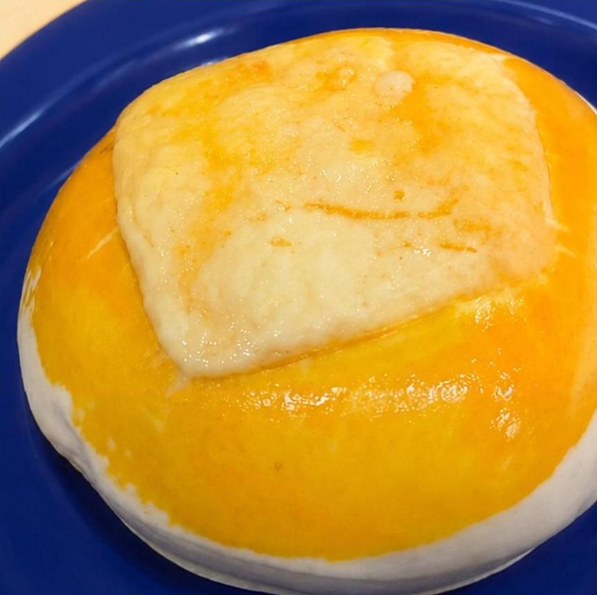 Pão de queijo assado da Ki Pão de Queijo servido em prato azul